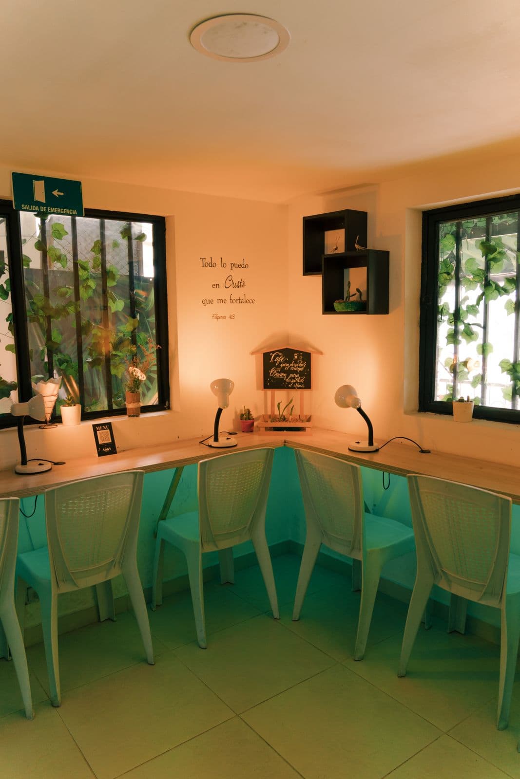 Sala con el versículo Filipenses 4:13 y ventanas con plantas
