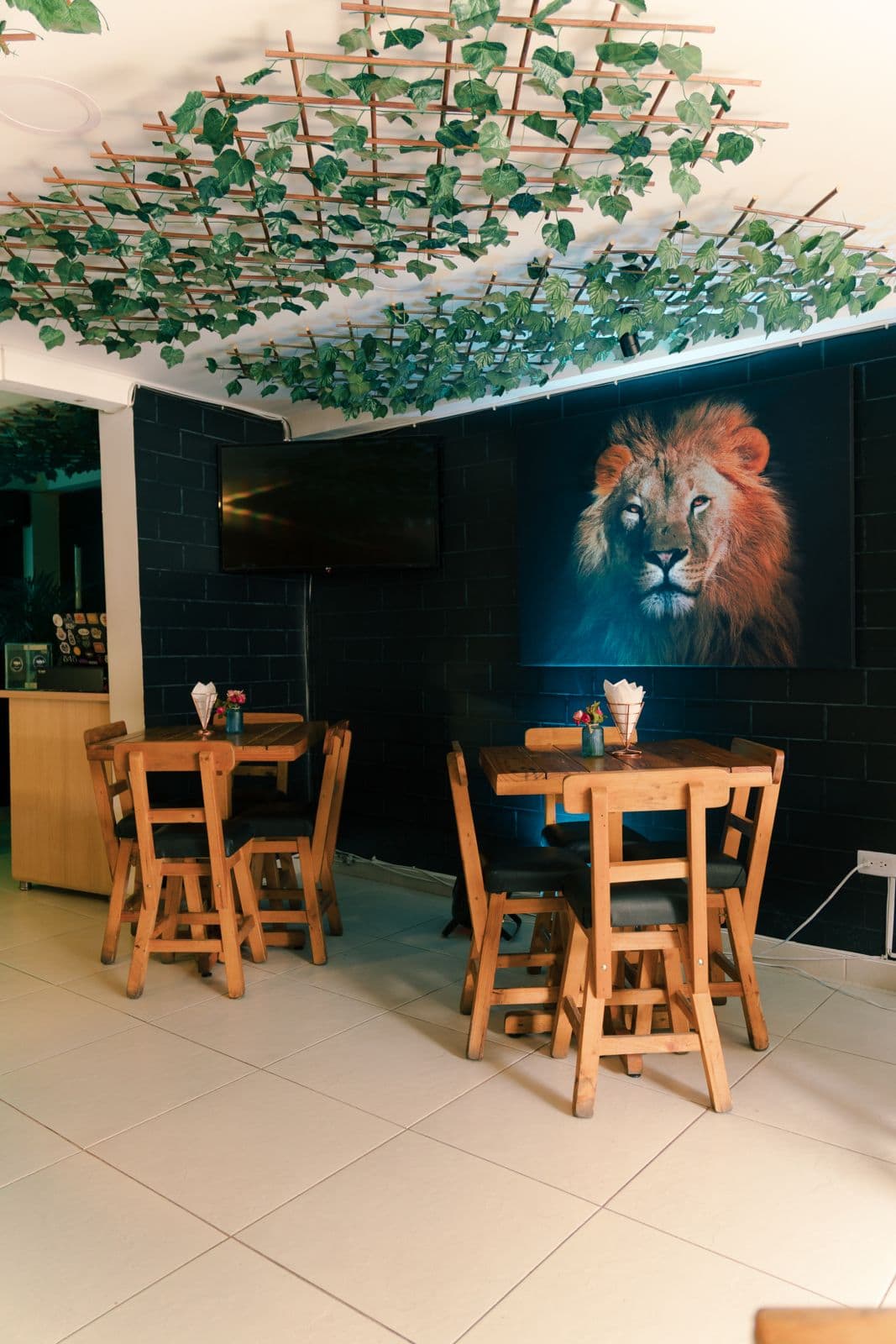 Mural del León pintado en el muro lateral del salón